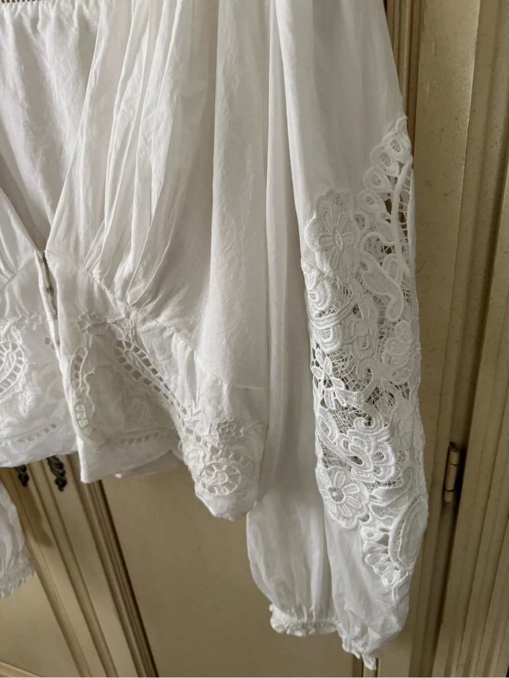 FARM Rio White Cropped Embroidered Peasant Blouse